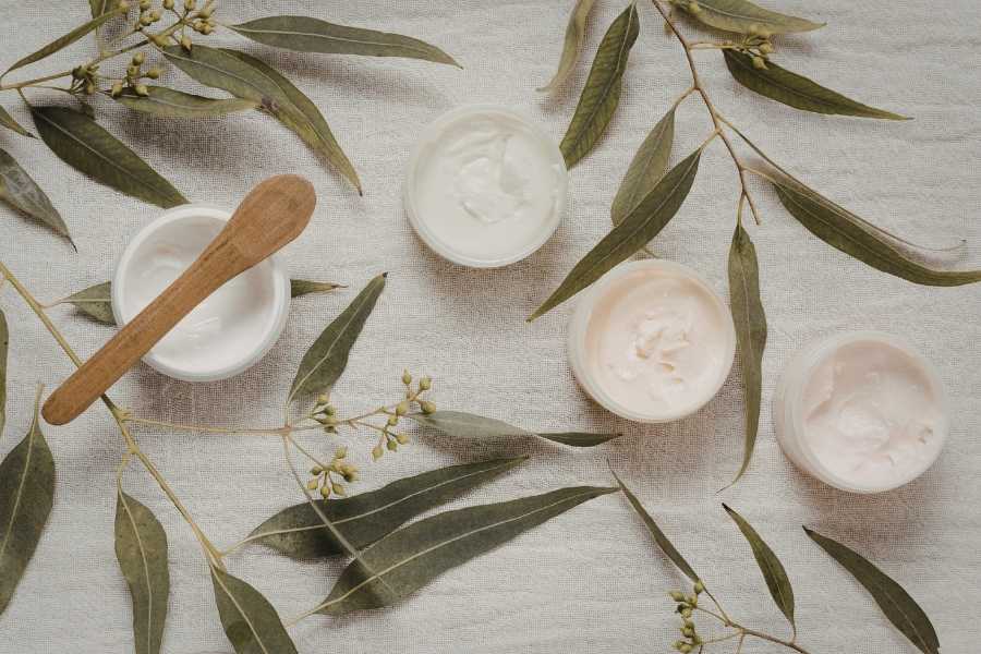 Crèmes naturelles et feuilles végétales pour une routine beauté